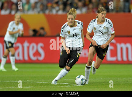 Kim Kulig (l) und Kerstin Garefrekes in Aktion während der Gruppe A Deutschland Spiel Deutschland gegen Nigeria der FIFA Frauen WM-Fußball-Turnier bei der FIFA Frauen WM-Stadion in Frankfurt am Main, 30. Juni 2011. Deutschland gewann das Spiel mit 1: 0. Foto: Carmen Jaspersen Dpa/lhe Stockfoto