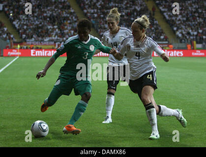 Babett Peter (r) und Kim Kulig Deutschlands und Osinachi Ohale von Nigeria kämpfen um den Ball während der Gruppe Spiel Deutschland gegen Nigeria der FIFA Frauen WM-Fußball-Turnier bei der FIFA Frauen WM-Stadion in Frankfurt am Main, 30. Juni 2011. Foto: Fredrik von Erichsen Dpa/lhe Stockfoto