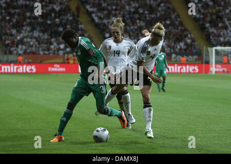 Babett Peter (R-l) und Kim Kulig Deutschlands und Osinachi Ohale von Nigeria kämpfen um den Ball während der Gruppe Spiel Deutschland gegen Nigeria der FIFA Frauen WM-Fußball-Turnier bei der FIFA Frauen WM-Stadion in Frankfurt am Main, 30. Juni 2011. Foto: Fredrik von Erichsen Dpa/lhe Stockfoto