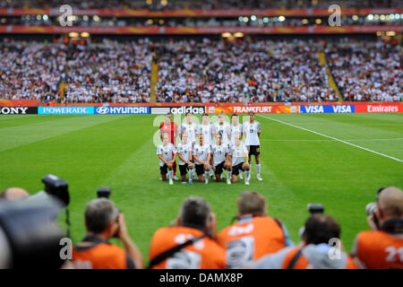 Die Stammelf des team Deutschland (hinten L-R) Nadine Angerer, Birgit Prinz, Annike Krahn, Kim Kulig, Linda Bresonik, Kerstin Garefrekes; (Front L-R) Simone Laudehr, Melanie Behringer, Celia Okoyino da Mbabi, Babett Peter und Melanie Behringer umgeben von Medien während der Gruppe Spiel Deutschland gegen Nigeria der FIFA Frauen WM-Fußball-Turnier in der FIFA-Stadion in Fran Stockfoto