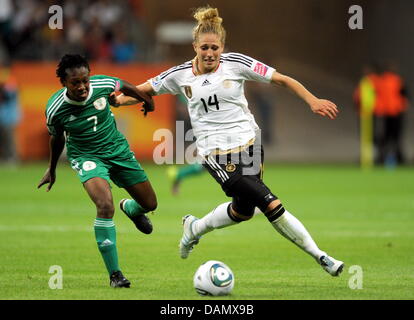Kim Kulig von Deutschland (R) und Stella Mbachu von Nigeria kämpfen um den Ball während der Gruppe Spiel Deutschland gegen Nigeria der FIFA Frauen WM-Fußball-Turnier bei der FIFA Frauen WM-Stadion in Frankfurt am Main, 30. Juni 2011. Foto: Federico Gambarini Dpa/lhe Stockfoto
