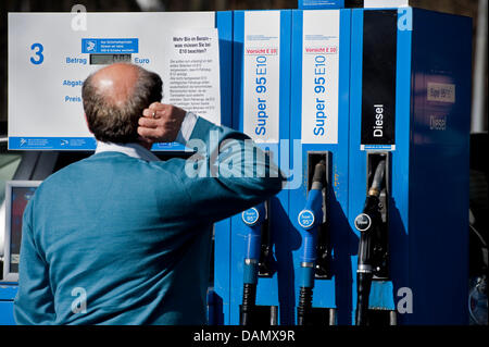 Datei - ein Archiv Bild vom 8. März 2011, zeigt einen Mann, steht man vor einem Super E 10-Zapfsäule an einer Tankstelle in Berlin-Grunewald, Deutschland. Nach der erfolglosen Einführung von Biosprit E10 wird alles jetzt besser werden. Bis zum Ende des Jahres wird der Brennstoff in ganz Deutschland zur Verfügung. Foto: Robert Schlesinger Stockfoto