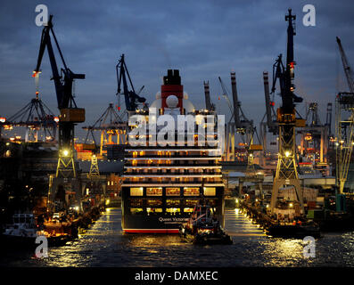 (Dpa Datei) - eine Archiv Bild vom, 13. Dezember 2010, zeigt das Luxus-Kreuzfahrtschiff "Queen Victoria" in einem Dock der Werft Blohm + Voss in Hamburg, Deutschland. Die bestimmte Verkauf der deutschen Blohm + Voss Werft zum arabischen Schiff Bau Gruppe Abu Dhabi Mar, ist auseinander gefallen. Foto: Angelika Warmuth Stockfoto