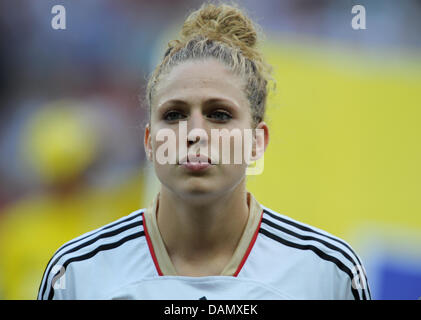 Kim Kulig Deutschlands ist im Bild vor der Gruppe A Spiel Deutschland gegen Nigeria der FIFA Frauen WM-Fußball-Turnier bei der FIFA Frauen WM-Stadion in Frankfurt am Main, 30. Juni 2011. Deutschland gewann das Spiel mit 1: 0. Foto: Arne Dedert Dpa/lhe Stockfoto