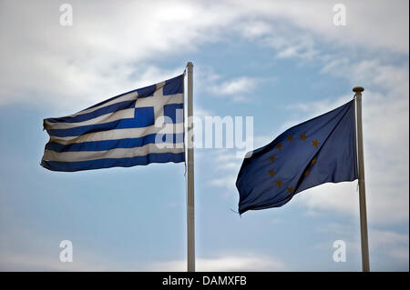 Die griechische Nationalflagge wiegen sich im Wind neben der Flagge der Europäischen Union in Athen, 29. Juni 2011. Das griechische Parlamentsabstimmung letzten Mittwoch, 29. Juni 2011, über das harte Sparpaket, das Land vor wirtschaftlichen stärker zu retten. Foto: Arno Burgi Stockfoto