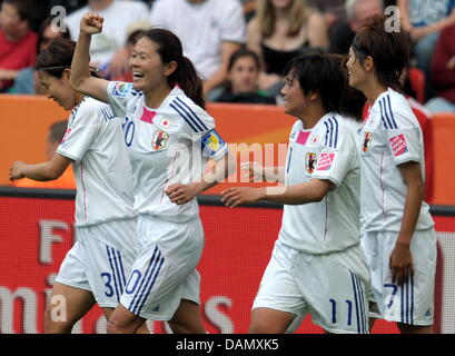 Homare Sawa (2 L) und ihre Teamkollegen von Japan nach erzielte das 3: 0 in der Gruppe B Partie Japan gegen Mexiko der FIFA Frauen WM-Fußball-Turnier bei der FIFA Frauen WM-Stadion in Leverkusen Deutschland 1. Juli 2011 zu feiern. Foto: Federico Gambarini Dpa/Lnw +++(c) Dpa - Bildfunk +++ Stockfoto