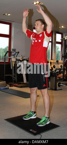 FC Bayern neuer Torwart Manuel Neuer Übungen während eines Fitnesstests in der Bundesliga-Club Einrichtungen in München, 1. Juli 2011. Foto: Bayern Muenchen HO Stockfoto