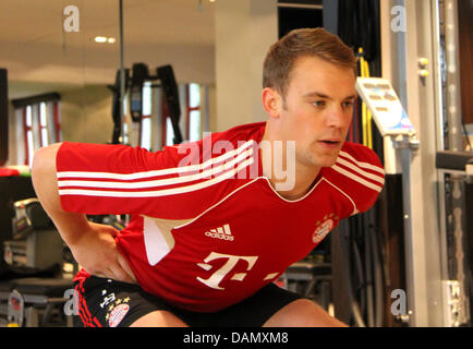 FC Bayern neuer Torwart Manuel Neuer Übungen während eines Fitnesstests in der Bundesliga-Club Einrichtungen in München, 1. Juli 2011. Foto: Bayern Muenchen HO Stockfoto