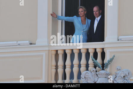 Das frisch vermählte Paar Prinz Albert II von Monaco und seine Frau Charlene auf dem Balkon des Palastes des Prinzen in Monte Carlo, Monaco, 1. Juli 2011, nachdem ihre standesamtliche Trauung. Die Zeremonie fand im Thronsaal von dem Fürstenpalast. Foto: Jochen Luebke Stockfoto