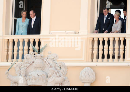 Das frisch vermählte Paar Fürst Albert II von Monaco und seine Frau Charlene am Fenster dem Fürstenpalast in Monaco, 1. Juli 2011, nachdem ihre standesamtliche Trauung; rechts: Charlene es Eltern Lynette und Michael Wittstock. Die Zeremonie fand im Thronsaal von dem Fürstenpalast. Foto: Frank Mai Dpa +++(c) Dpa - Bildfunk +++ Stockfoto