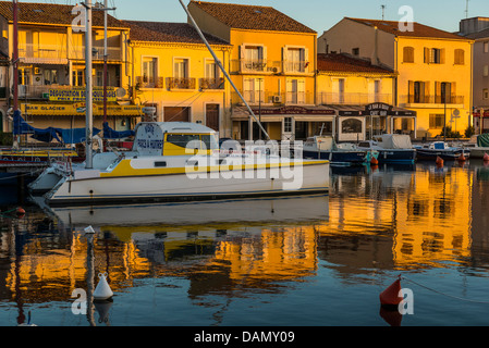 Boote vertäut am Rand des Meze Hafen im Meer Stadt von Mèze, Hérault, Languedoc-Roussillon, Frankreich Stockfoto