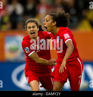 Jessica Clarke (R) von England feiert mit Teamkollege Karen Carney nach scoring 1-2 in der Gruppe B gegen England der FIFA Frauen WM-Fußball-Turnier im Rudolf-Harbig-Stadium in Dresden, Deutschland, 1. Juli 2011-New Zealand Spiel. Foto: Jens Wolf Dpa/Lsn +++(c) Dpa - Bildfunk +++ Stockfoto