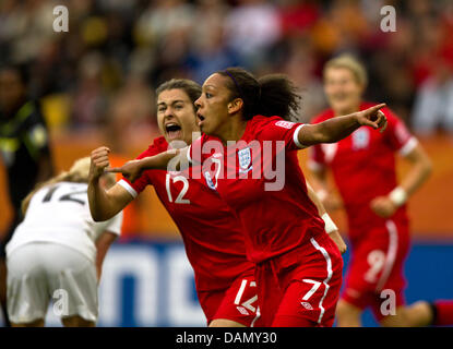 Jessica Clarke (R) von England feiert mit Teamkollege Karen Carney nach scoring 1-2 in der Gruppe B gegen England der FIFA Frauen WM-Fußball-Turnier im Rudolf-Harbig-Stadium in Dresden, Deutschland, 1. Juli 2011-New Zealand Spiel. Foto: Jens Wolf Dpa/Lsn +++(c) Dpa - Bildfunk +++ Stockfoto