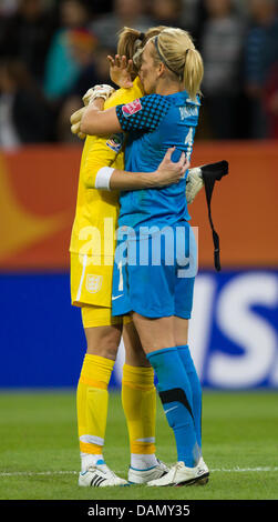 Torhüter Jenny Bindon (R) of New Zealand und Torwart Karen Bardsley Englands reagieren, nachdem die Gruppe B match Neuseeland gegen England der FIFA Frauen WM-Fußball-Turnier im Rudolf-Harbig-Stadium in Dresden, Deutschland, 1. Juli 2011. England auf 2: 1. Foto: Jens Wolf Dpa/Lsn +++(c) Dpa - Bildfunk +++ Stockfoto