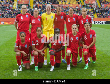 Team aus England (hinten L-R) Faye White, Kelly Smith, Karen Bardsley, Jill Scott, Casey Stoney, Rachel Unitt (Front L-R) Rachel Yankey, Alex Scott, Eniola Aluko, Ellen White, Fara Williams; Posen für ein Gruppenfoto vor der Gruppe B Spiel Neuseeland gegen England der FIFA Frauen WM-Fußball-Turnier im Rudolf-Harbig-Stadium in Dresden, Deutschland, 1. Juli 2011. Foto: Jen Stockfoto