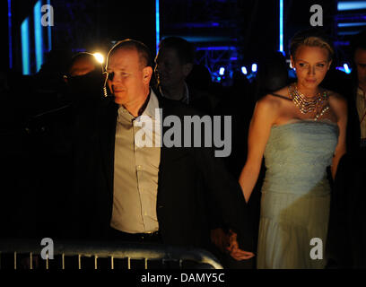 Das frisch vermählte Paar Prinz Albert II von Monaco und seine Frau Charlene besuchen ein Konzert des Musikers Jarre, 1. Juli 2011, im Port Hercule. Foto: Jochen Lübke dpa Stockfoto