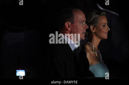 Das frisch vermählte Paar Prinz Albert II von Monaco und seine Frau Charlene besuchen ein Konzert des Musikers Jarre, 1. Juli 2011, im Port Hercule. Foto: Jochen Lübke dpa Stockfoto