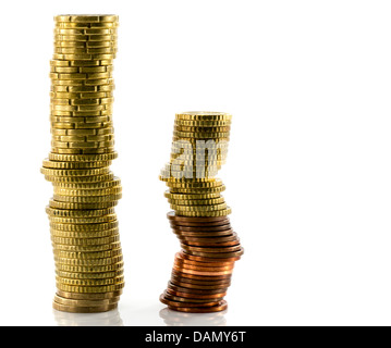 Stapel von Euro-Münzen auf weißem Hintergrund Stockfoto