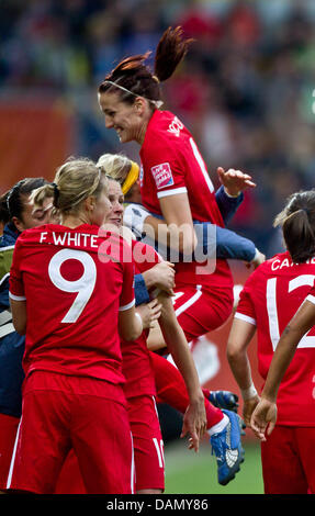 Von Jessica Clarke (C) England feiert nach Neuseeland gegen England der FIFA Frauen WM-Fußball-Turnier im Rudolf-Harbig-Stadium in Dresden, Deutschland, 1. Juli 2011 Spiel erzielte 1: 1 in der Gruppe B. England 2: 1 gewonnen. Foto: Jens Wolf Dpa/lsn Stockfoto