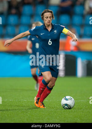 Sandrine Soubeyrand aus Frankreich steuert den Ball während des Spiels Gruppe A Kanada gegen Frankreich der FIFA Frauen WM-Fußball-Turnier bei der FIFA Frauen WM-Stadion in Bochum, Deutschland, 30. Juni 2011. Frankreich besiegt Kanada mit 4: 0. Foto: Bernd Thissen Dpa/lnw Stockfoto