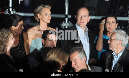 Das frisch vermählte Paar Prinz Albert II von Monaco und seine Frau Prinzessin Charlene zusammen mit seinen Schwestern Prinzessin Stephanie von Monaco (l) und Prinzessin Caroline von Hanover (r) besuchen, eine Musik- und Lichtshow von französischen Komponisten und Musiker Jean-Michel Jarre anlässlich die königliche Hochzeit im Port Hercules in Monaco, 1. Juli 2011 durchgeführt. Foto: Jochen Lübke dpa Stockfoto