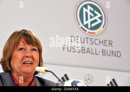 Vizepräsident des deutschen Fußball-Bundes spricht auf der Pressekonferenz der deutschen Frauen Nationalmannschaft in Düsseldorf, 2. Juli 2011 (DFB) Hannelore Ratzeburg. Foto: CARMEN JASPERSEN Stockfoto