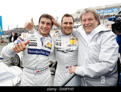 HANDOUT - ein ITR/DTM Handout Bild, datiert 2. Juli 2011, zeigt kanadischen Fahrer Bruno Spengler (L) des Team Mercedes-Benz Bank AMG, jubeln über seine Pole Position neben Gary Paffett (C) des Team Thomas Sabo AMG Mercedes, kam im zweiten Platz, und Mercedes Motorsport Chef Norbert Haug (R) an die Qualifizierung der fünften Rennen der Deutschen Tourenwagen Masters (DTM) bei Noris Ci Stockfoto