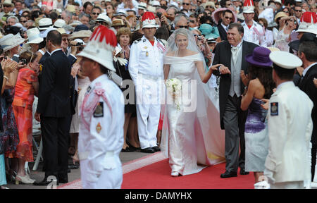 Prinzessin Charlene von Monaco und ihrem Vater kommt für die kirchliche Trauung mit Fürst Albert II. in dem Fürstenpalast in Monaco, 2. Juli 2011. Rund 3500 Gästen sollen die Zeremonie in der Main-Innenhof des Palastes zu folgen. Foto: Jochen Lübke Dpa +++(c) Dpa - Bildfunk +++ Stockfoto
