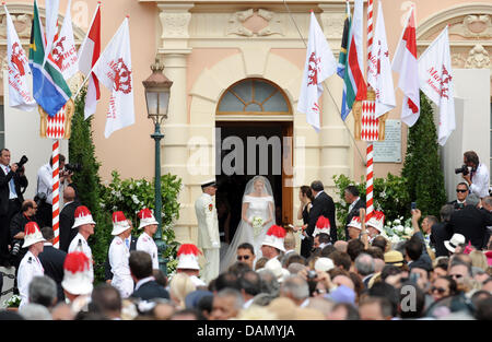 Prinzessin Charlene von Monaco kommt für die kirchliche Trauung mit Fürst Albert II. in dem Fürstenpalast in Monaco, 2. Juli 2011. Rund 3500 Gästen sollen die Zeremonie in der Main-Innenhof des Palastes zu folgen. Foto: Jochen Lübke Dpa +++(c) Dpa - Bildfunk +++ Stockfoto