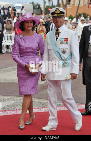 Schwedische Königin Silvia und König Carl Gustaf XVI. für die kirchliche Trauung von Fürst Albert II. mit Charlene Wittstock in dem Fürstenpalast in Monaco, 2. Juli 2011 kommen. Rund 3500 Gästen sollen die Zeremonie in der Main-Innenhof des Palastes zu folgen. Foto: Jochen Lübke Dpa +++(c) Dpa - Bildfunk +++ Stockfoto