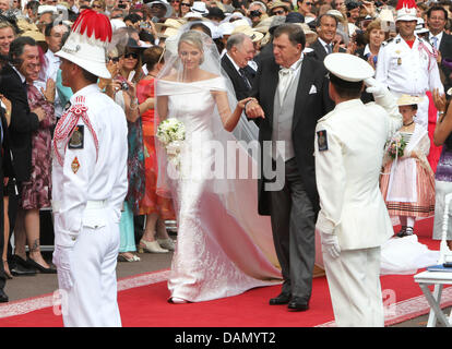 Prinzessin Charlene kommt am Arm ihres Vaters Michael Wittstock für die kirchliche Trauung mit Fürst Albert II von Monaco in dem Fürstenpalast in Monaco, 2. Juli 2011. Rund 3500 Gästen sollen die Zeremonie in der Main-Innenhof des Palastes zu folgen. Foto: A.Ph.van der Werf, Royal Press Europe Stockfoto
