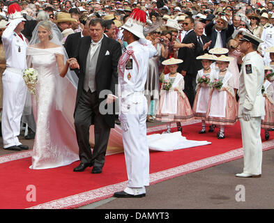 Prinzessin Charlene kommt am Arm ihres Vaters Michael Wittstock für die kirchliche Trauung mit Fürst Albert II von Monaco in dem Fürstenpalast in Monaco, 2. Juli 2011. Rund 3500 Gästen sollen die Zeremonie in der Main-Innenhof des Palastes zu folgen. Foto: A.Ph.van der Werf, Royal Press Europe Stockfoto