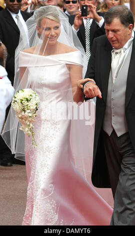 Prinzessin Charlene kommt am Arm ihres Vaters Michael Wittstock für die kirchliche Trauung mit Fürst Albert II von Monaco in dem Fürstenpalast in Monaco, 2. Juli 2011. Rund 3500 Gästen sollen die Zeremonie in der Main-Innenhof des Palastes zu folgen. Foto: A.Ph.van der Werf, Royal Press Europe Stockfoto