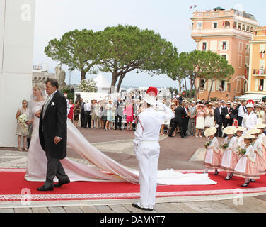 Prinzessin Charlene kommt am Arm ihres Vaters Michael Wittstock für die kirchliche Trauung mit Fürst Albert II von Monaco in dem Fürstenpalast in Monaco, 2. Juli 2011. Rund 3500 Gästen sollen die Zeremonie in der Main-Innenhof des Palastes zu folgen. Foto: A.Ph.van der Werf, Royal Press Europe Stockfoto