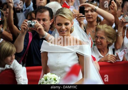 Prinzessin Charlene von Monaco kommt in der Kirche Saint Dévote, den Brautstrauß nach die kirchliche Trauung in Monaco, 2. Juli 2011 zu verlassen. Die Zeremonie fand in der Ehrengerichtshof der Fürstenpalast. Foto: Carsten Rehder dpa Stockfoto