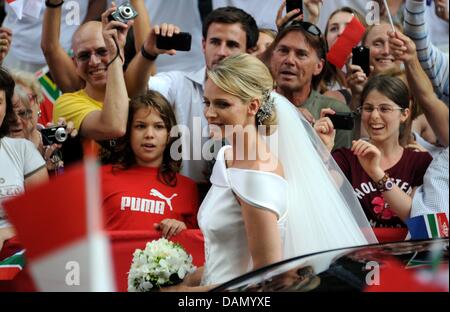 Prinzessin Charlene von Monaco kommt in der Kirche Saint Dévote, den Brautstrauß nach die kirchliche Trauung in Monaco, 2. Juli 2011 zu verlassen. Die Zeremonie fand in der Ehrengerichtshof der Fürstenpalast. Foto: Carsten Rehder dpa Stockfoto