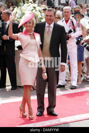 Prinzessin Camilla von Bourbon-zwei Sizilien und ihrem Ehemann Kronprinz Charles kommen für die kirchliche Trauung von Fürst Albert II. mit Prinzessin Charlene in dem Fürstenpalast in Monaco, 2. Juli 2011. Rund 3500 Gästen sollen die Zeremonie in der Main-Innenhof des Palastes zu folgen. Foto: Albert Nieboer Stockfoto