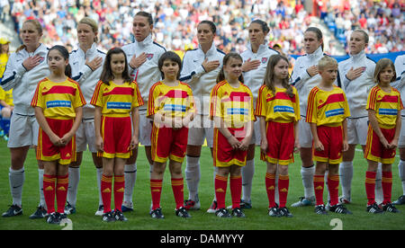 Das US-Team-Spieler singen die Nationalhymne während der Gruppe C Spiel USA gegen Kolumbien der FIFA Frauen WM-Fußball-Turnier in der Rhein-Neckar-Arena in Sinsheim, Deutschland, 2. Juli 2011. Foto: Uwe Anspach Dpa/Lsw +++(c) Dpa - Bildfunk +++ Stockfoto