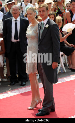 Pierre Casiraghi und seiner Freundin Beatrice Borromeo kommen für die kirchliche Trauung von Fürst Albert II. und Charlene Wittstock in dem Fürstenpalast in Monaco, 2. Juli 2011. Rund 3500 Gästen sollen die Zeremonie in der Main-Innenhof des Palastes zu folgen. Foto: Frank Mai dpa Stockfoto