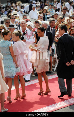 Pauline Ducruet (L-R), Camille Gottlieb, Prinzessin Stephanie von Monaco und Louis Ducruet kommen für die kirchliche Trauung von Fürst Albert II. und Prinzessin Charlene in dem Fürstenpalast in Monaco, 2. Juli 2011. Rund 3500 Gästen sollen die Zeremonie in der Main-Innenhof des Palastes zu folgen. Foto: Frank Mai dpa Stockfoto