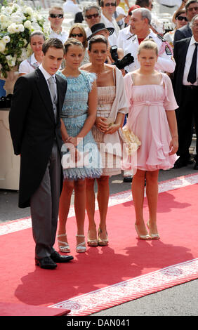 Louis Ducruet, Pauline Ducruet, Prinzessin Stephanie von Monaco und Camille Gottlieb kommen für die kirchliche Trauung von Fürst Albert II. und Prinzessin Charlene in dem Fürstenpalast in Monaco, 2. Juli 2011. Rund 3500 Gästen sollen die Zeremonie in der Main-Innenhof des Palastes zu folgen. Foto: Frank Mai dpa Stockfoto