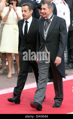 Französischer Präsident Nicolas Sarkozy (L) kommt für die kirchliche Trauung von Fürst Albert II. und Prinzessin Charlene in dem Fürstenpalast in Monaco, 2. Juli 2011. Rund 3500 Gästen sollen die Zeremonie in der Main-Innenhof des Palastes zu folgen. Foto: A.Ph.van der Werf, Royal Press Europe Stockfoto