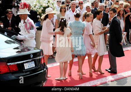 Prinzessin Caroline von Hannover (L-R), Prinzessin Alexandra, Pauline Ducruet, Camille Gottlieb, Prinzessin Stephanie und Louis Ducruet kommen für die kirchliche Trauung von Fürst Albert II. und Prinzessin Charlene in dem Fürstenpalast in Monaco, 2. Juli 2011. Rund 3500 Gästen sollen die Zeremonie in der Main-Innenhof des Palastes zu folgen. Foto: Frank Mai dpa Stockfoto