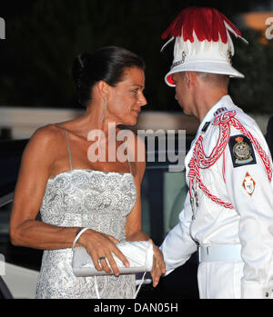 Prinzessin Stephanie von Monaco besucht das offizielle Dinner auf den Opern-Terrassen nach die kirchliche Trauung von Fürst Albert II. und Prinzessin Charlene von Monaco in Monaco, 2. Juli 2011. 450 Gäste wurden für das Abendessen, gefolgt von einer Kugel in die Oper eingeladen. Foto: Jochen Lübke dpa Stockfoto