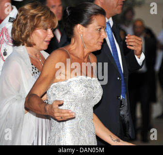 Prinzessin Stephanie von Monaco besucht das offizielle Dinner auf den Opern-Terrassen nach die kirchliche Trauung von Fürst Albert II. und Prinzessin Charlene von Monaco in Monaco, 2. Juli 2011. 450 Gäste wurden für das Abendessen, gefolgt von einer Kugel in die Oper eingeladen. Foto: Jochen Lübke dpa Stockfoto