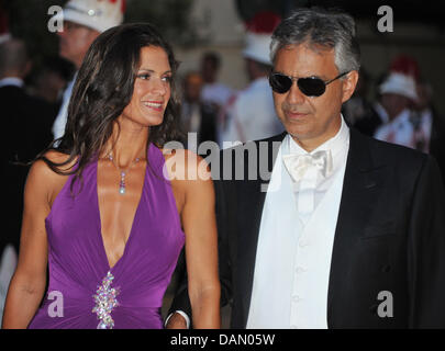 Italienische Sänger Andrea Bocelli und seiner Lebensgefährtin Veronica Berti besuchen das offizielle Dinner auf den Opern-Terrassen nach die kirchliche Trauung von Fürst Albert II. und Prinzessin Charlene von Monaco in Monaco, 2. Juli 2011. 450 Gäste wurden für das Abendessen, gefolgt von einer Kugel in die Oper eingeladen. Foto: Jochen Lübke Dpa +++(c) Dpa - Bildfunk +++ Stockfoto