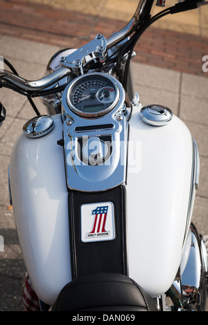 Fahrer Augen-Blick auf Harley Davidson Benzintank und Tacho Stockfoto