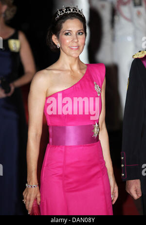 Kronprinzessin Mary von Dänemark besucht das offizielle Dinner auf den Opern-Terrassen nach die kirchliche Trauung von Fürst Albert II. und Prinzessin Charlene von Monaco in Monaco, 2. Juli 2011. 450 Gäste wurden für das Abendessen, gefolgt von einer Kugel in die Oper eingeladen. Foto: Albert Nieboer Stockfoto