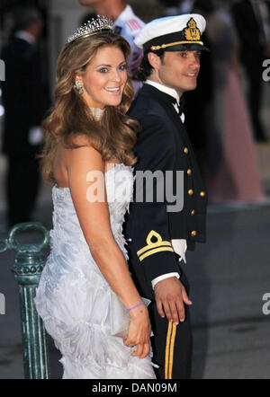 Prinzessin Madeleine und Prinz Carl Philip von Schweden besuchen das offizielle Dinner auf den Opern-Terrassen nach die kirchliche Trauung von Fürst Albert II. und Prinzessin Charlene von Monaco in Monaco, 2. Juli 2011. 450 Gäste wurden für das Abendessen, gefolgt von einer Kugel in die Oper eingeladen. Foto: Albert Nieboer Stockfoto