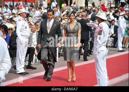 Prinzessin Marie Marguerite, Herzogin von Anjou, und ihr Ehemann Louis Alphonse, Herzog von Anjou ankommen für die kirchliche Trauung von Fürst Albert II. mit Prinzessin Charlene Wittstock in dem Fürstenpalast in Monaco, 2. Juli 2011. Rund 3500 Gästen sollen die Zeremonie in der Main-Innenhof des Palastes zu folgen. Foto: Jochen Lübke dpa Stockfoto